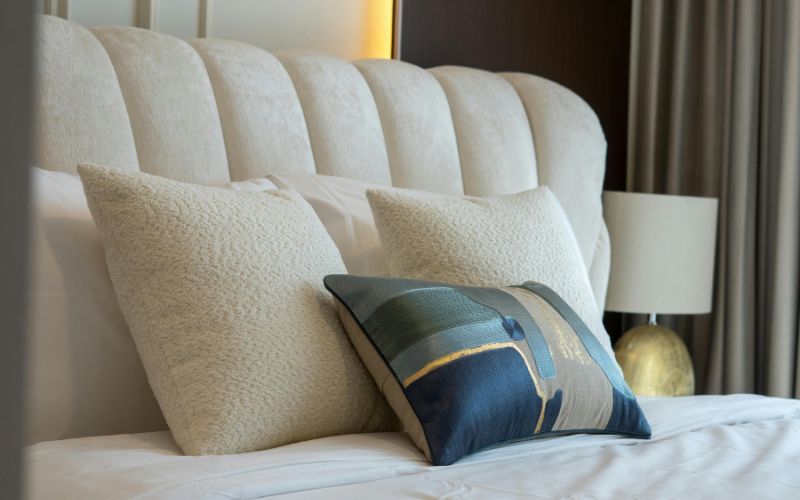 luxury bedding pillows idea for bedroom decoration in india